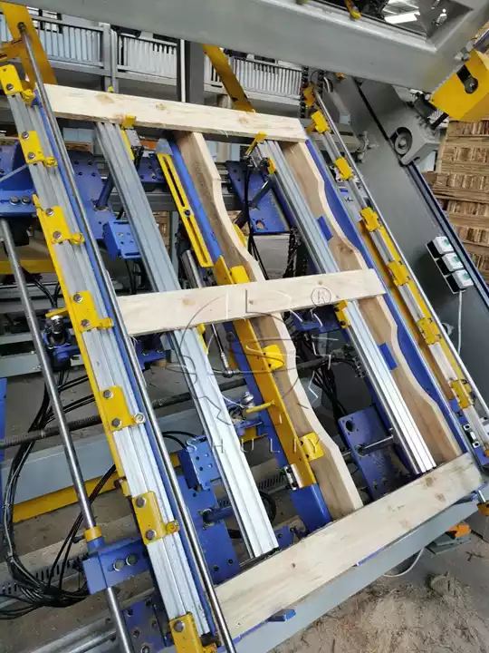 Wood Pallet Nailing machine