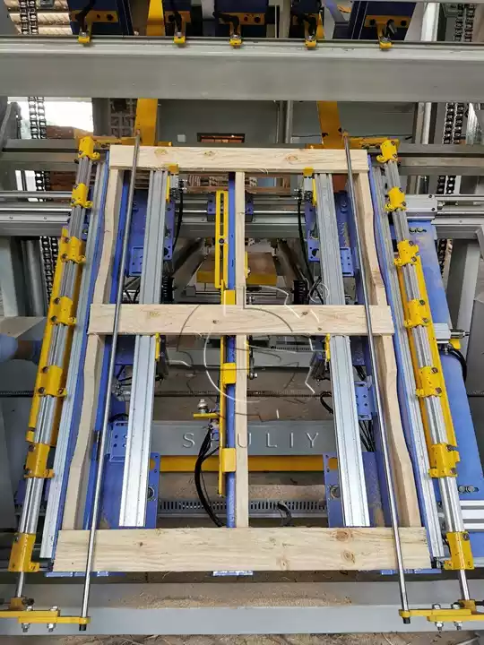 fully automatic wood pallet nailing machine